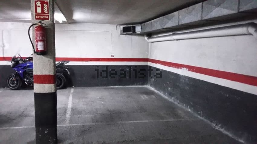 Plaza de garaje en esquina de la planta