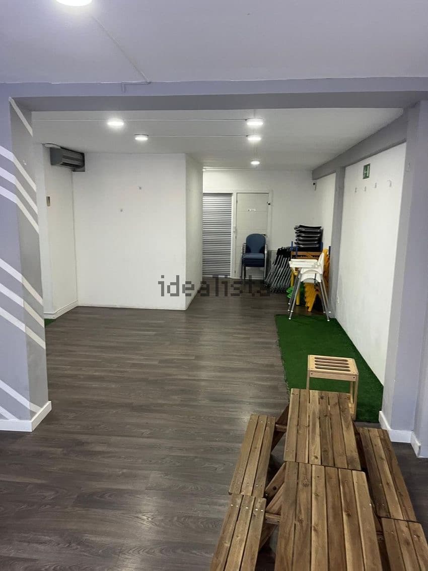 Espacio diáfano con suelo de parqué reformado