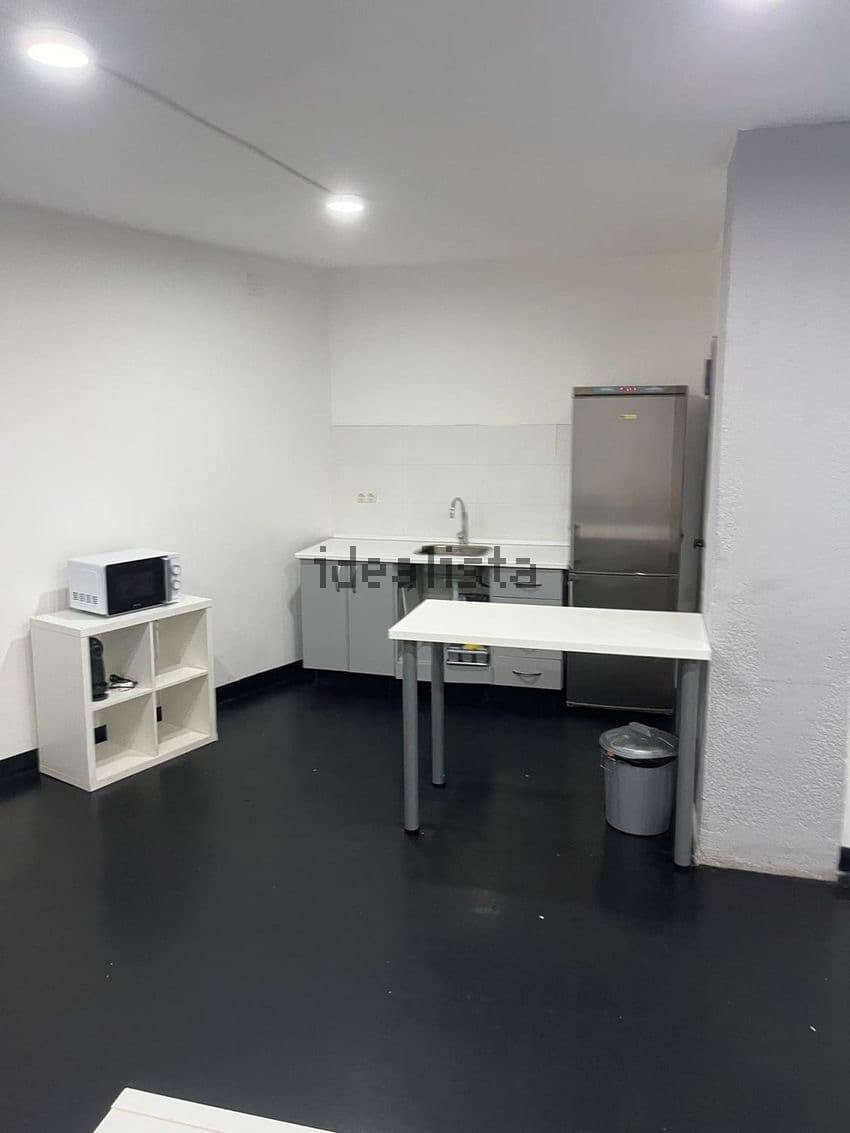Almacén con cocina equipada