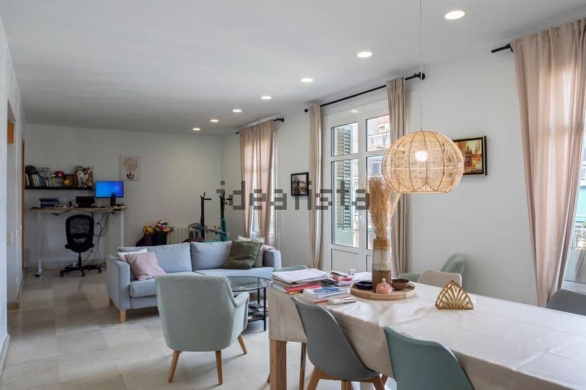 Salón con zona de estar y de estudio