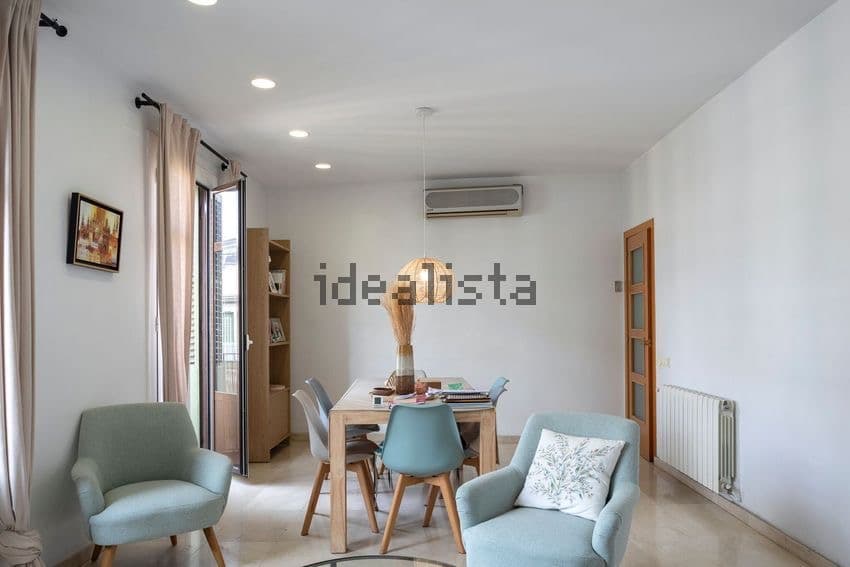 Comedor exterior con acceso al balcón