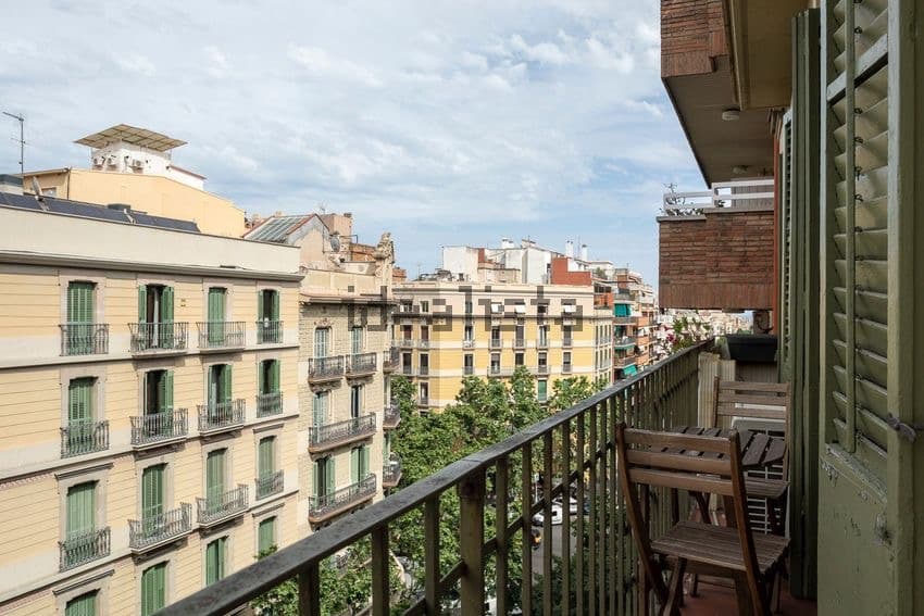 Balcón con vistas a las fachadas del Eixample