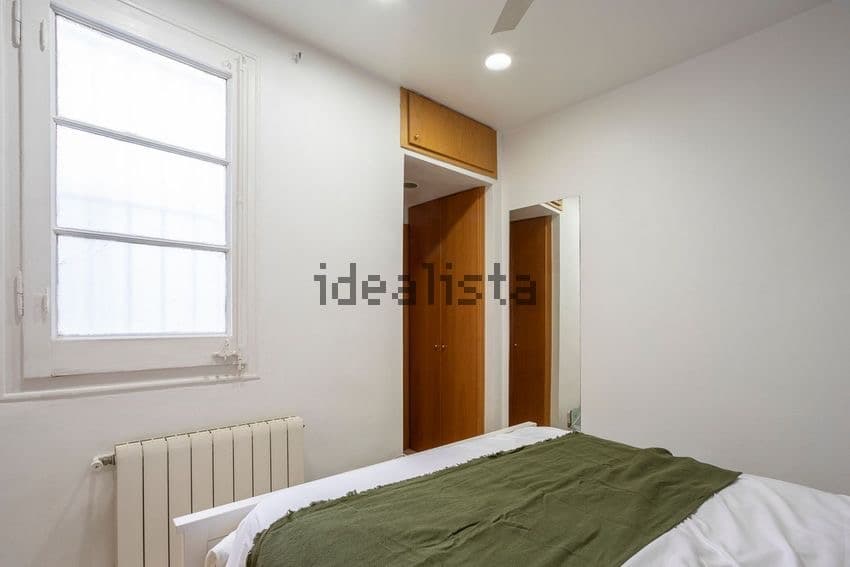 Dormitorio con ventana exterior