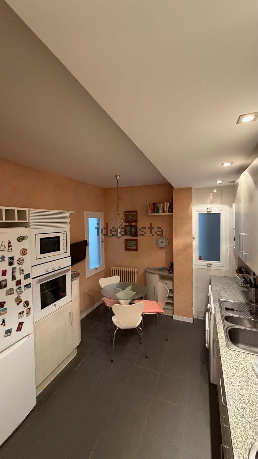 Cocina tipo office equipada con espacio para comer