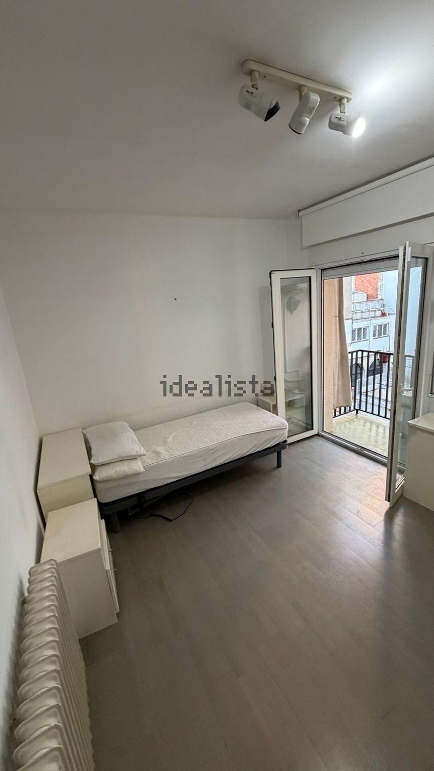 Dormitorio principal con balcón propio