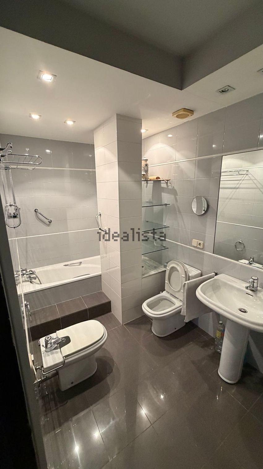 Baño completo con bañera