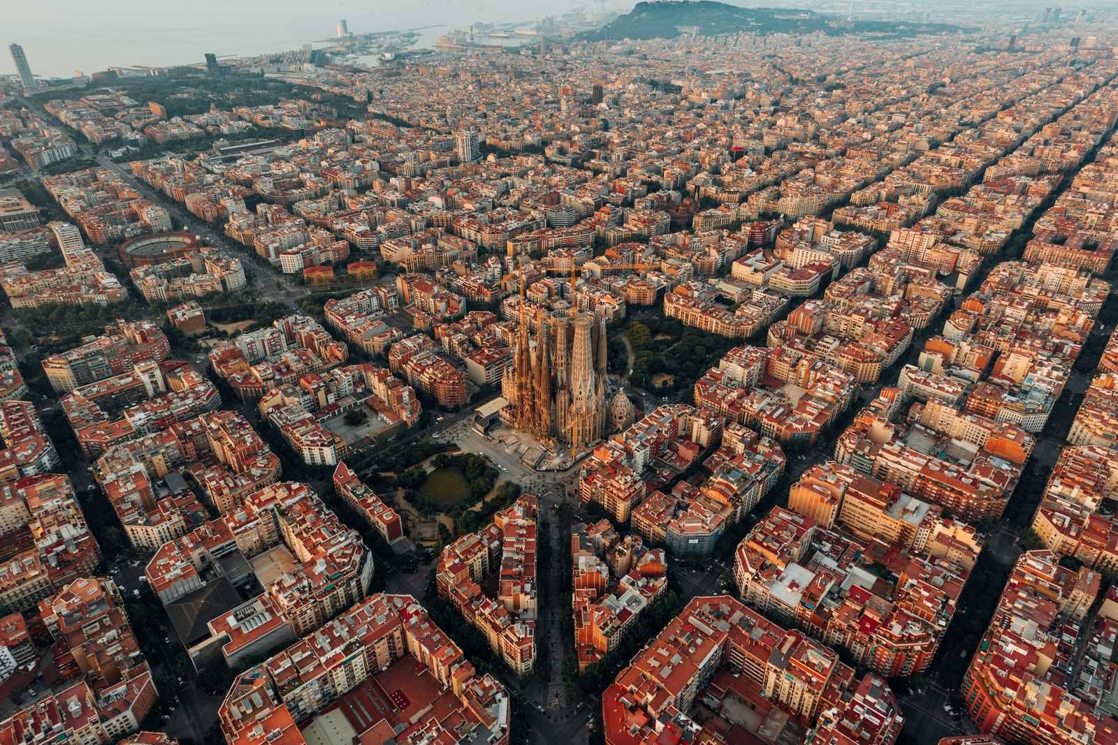 Vista aérea del Eixample de Barcelona con la Sagrada Família en el centro